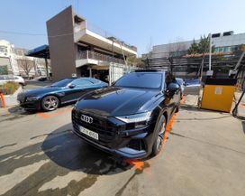 SUV   Audi Q8 2021 , 8200000 ,  
