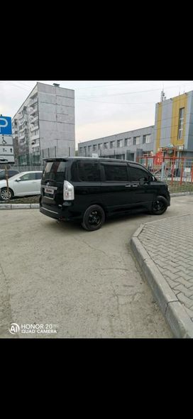    Toyota Voxy 2011 , 1697000 , 