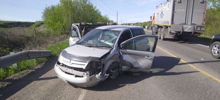  Toyota ist 2002 , 330000 , 