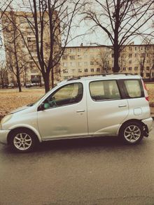 - Yaris Verso 2000