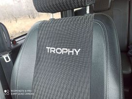 SUV     2014 , 900000 , --