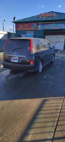    Toyota Isis 2010 , 1200000 , 