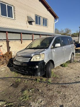    Toyota Noah 2004 , 370000 , 