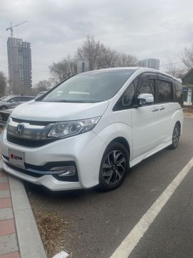 Минивэн или однообъемник Honda Stepwgn 2017 года, 2200000 рублей, 