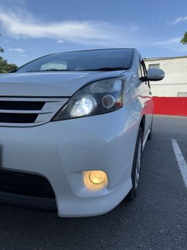    Toyota Isis 2009 , 1085000 , 