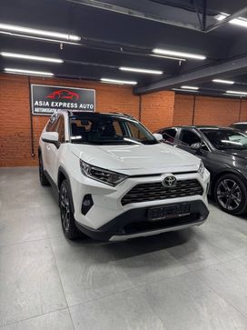 SUV   Toyota RAV4 2022 , 2900000 , 