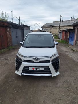    Toyota Voxy 2018 , 2350000 , 