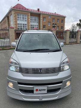    Toyota Voxy 2002 , 900000 , 