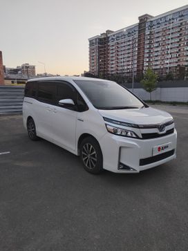    Toyota Voxy 2017 , 2100000 , 