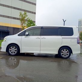   Toyota Voxy 2009 , 1375000 , 