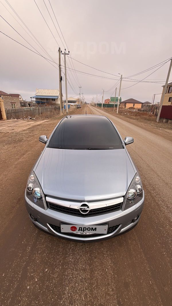  3  Opel Astra GTC 2010 , 700000 , 
