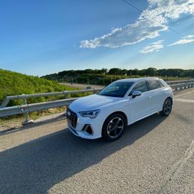 SUV   Audi Q3 2022 , 2400000 , 