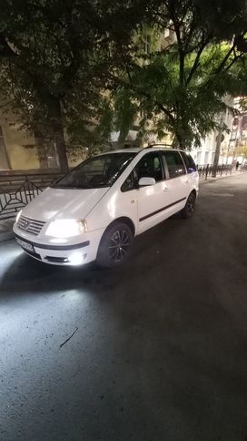    Volkswagen Sharan 2003 , 810000 , 