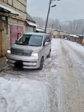    Toyota Voxy 2004 , 400000 , 