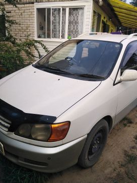 Минивэн или однообъемник Toyota Ipsum 1999 года, 625000 рублей, Чита