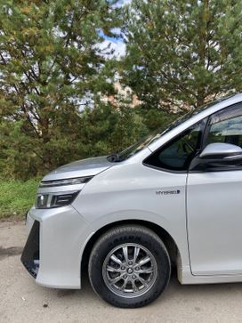    Toyota Voxy 2014 , 1800000 , 